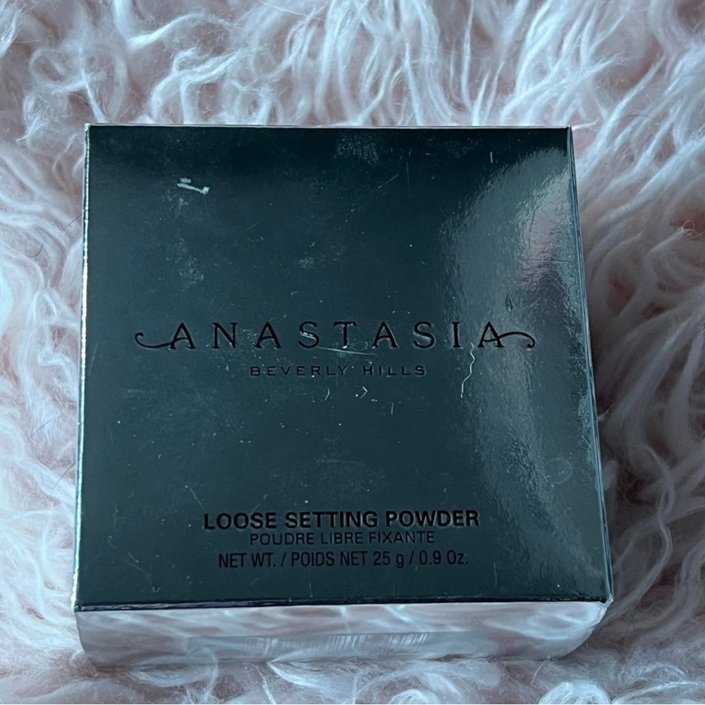 Anastasia Beverly Hills Loose Setting Powder in Black Box
